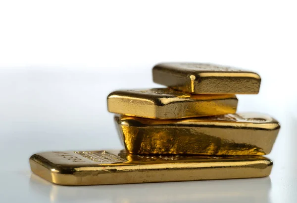 Cuatro Barras Oro Varios Pesos Sobre Fondo Claro Enfoque Selectivo — Foto de Stock
