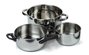 Ladle ve iki paslanmaz çelik tava beyaz arka planda izole edilmiş..