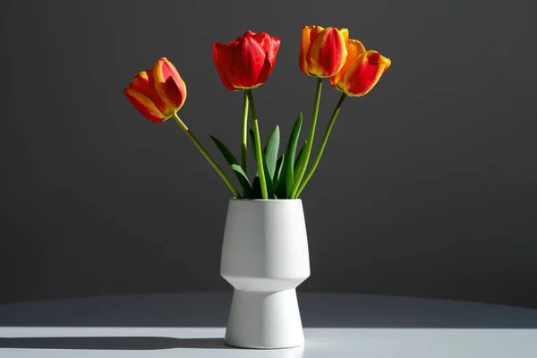 Bouquet Cinq Tulipes Dans Vase Blanc Sur Fond Gris — Photo