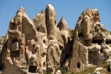 Goreme, Kapadokya, Türkiye 25 Nisan 2018 'de güneş doğarken Goreme yakınlarında birçok sıcak hava balonu havada uçuşuyor.. 