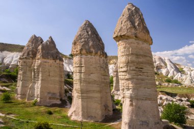 Goreme, Kapadokya, Türkiye 25 Nisan 2018 'de güneş doğarken Goreme yakınlarında birçok sıcak hava balonu havada uçuşuyor.. 
