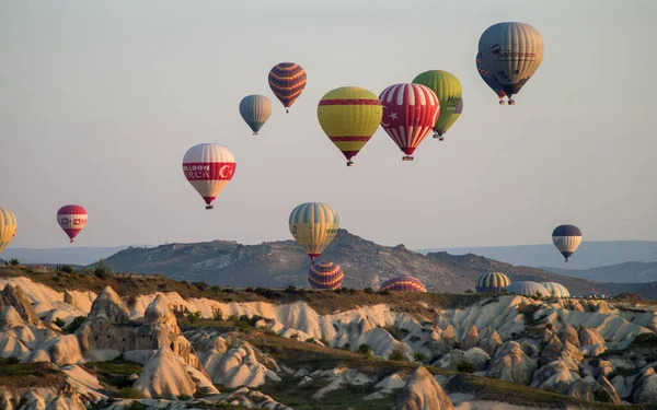 2018年4月25日 土耳其卡帕多西亚 Goreme 许多热气球在日出时分在Goreme附近的天空中飞行 — 图库照片