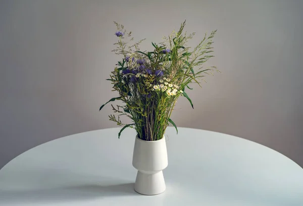 Bouquet Fleurs Sauvages Dans Vase Blanc Sur Une Table Sur — Photo