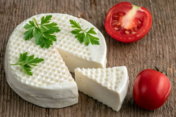 Cabeça Fatia Queijo Salgado Bryndza Fundo Madeira Com Tomates Salsa — Fotografia de Stock