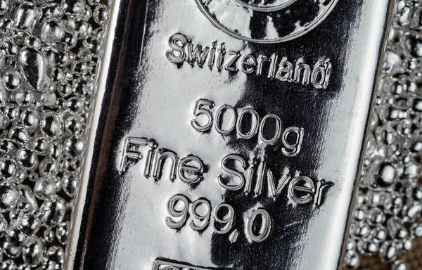 Gümüş Renkli Çubuk 5000 Gram Ağırlığında Gümüş Granüllerin Arka Planına — Stok fotoğraf