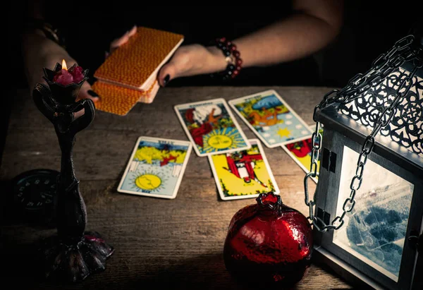 Waarzegster Legt Een Houten Tafel Tarotkaarten Bij Het Licht Van — Stockfoto