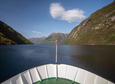 Norveç 'in Alesund kentinin panoramik manzarasında renkli Art Nouveau binaları, limanlar ve çevre adalar yer alıyor. Açık yaz gökyüzünün altında gezginler arasında popüler manzaralı bir sahil manzarası..
