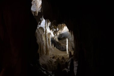 Sarkıtlar ve dikitlerle dolu yeraltı mağaraları. Frasassi Mağaraları, İtalya
