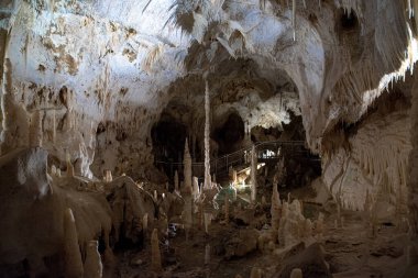 Sarkıtlar ve dikitlerle dolu yeraltı mağaraları. Frasassi Mağaraları, İtalya