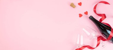 Sevgililer Günü tebrik kartı şablonu. Açık şarap şişesinden kırmızı kalpler çıkan pembe bir zemin. Uzayı kopyala Dümdüz yatıyordu, üst Wiew. Pankart