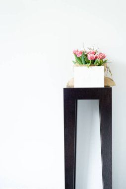 Boş kağıt tebrik kartı, davetiye. Çuval bezine sarılı taze pembe laleler. İtalyan iç tasarımının zarif ahşap levreği. Düğün, bahar, doğum günü konsepti. Klasik kadınsı fotoğraf..