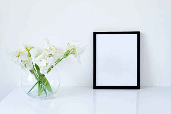 Una Maqueta Marco Negro Blanco Lirios Frescos Color Blanco Flores Imagen De Stock