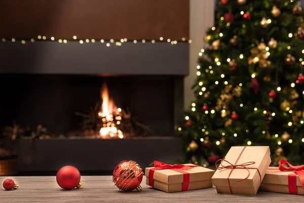 Ambiance Noël Confortable Avec Des Décorations Des Cadeaux Sur Une Images De Stock Libres De Droits