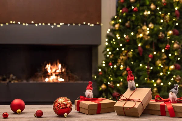 Ambiance Noël Confortable Avec Des Gnomes Noël Des Cadeaux Sur Photos De Stock Libres De Droits