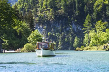 Baviera göl kenarında deniz gemi