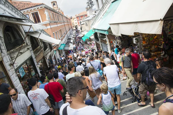 Menschen auf der Rialto-Brücke — Stockfoto