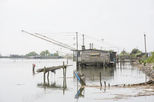 Риболовля хатин в Comacchio долині Ліцензійні Стокові Фото