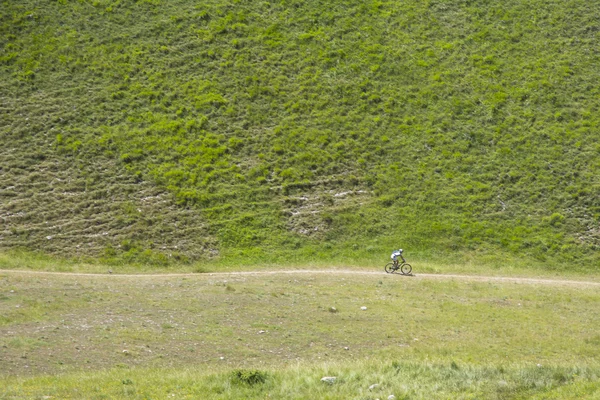 Ciclista en el campo — Foto de Stock