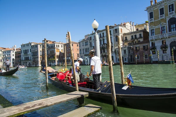 Venetian gondoliers ON GRAND CANAL — Stock Photo, Image