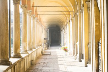 Mezarlık içinde arcade