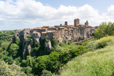 Vitorchiano, İtalya - 30 Nisan 2018: İtalya 'nın Viterbo bölgesinin en güzel şehirlerinden biri olan Vitorchiano' nun manzarası.