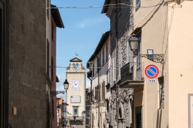 Vitorchiano, İtalya - 30 Nisan 2018: Viterbo bölgesinin en güzel şehirlerinden biri olan Vitorchiano 'nun dar sokaklarında geziniyor..