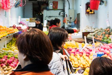 Hong Kong, 24 Mart 2019: Bulutlu bir günde, Hong Kong 'un dar ve kalabalık sokaklarındaki klasik pazarlar arasında insanlar
