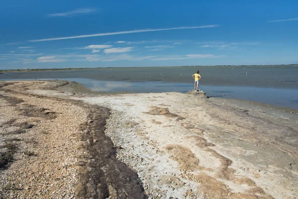 Mały Chłopiec Żółtej Koszuli Spacerujący Suchej Krainie Regionu Camargue Francji — Zdjęcie stockowe