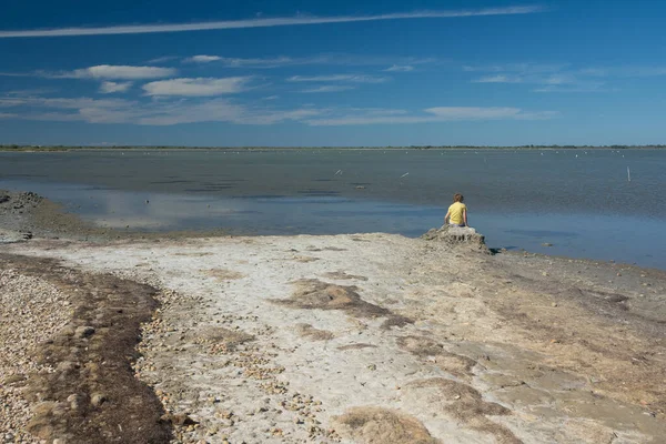 Mały Chłopiec Żółtej Koszuli Spacerujący Suchej Krainie Regionu Camargue Francji — Zdjęcie stockowe