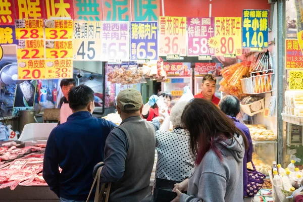 2019年3月24日 曇りの日に香港の狭く混雑した通りの古典的な市場の間の人々 — ストック写真