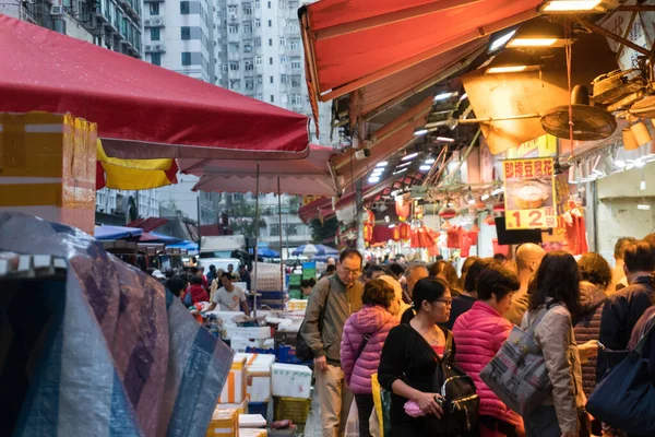 2019年3月24日 曇りの日に香港の狭く混雑した通りの古典的な市場の間の人々 — ストック写真