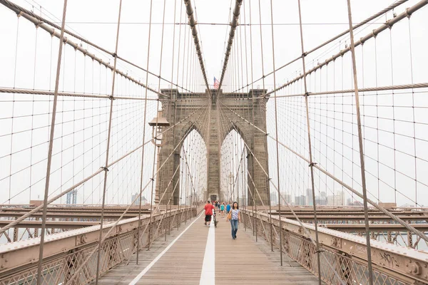 2019年8月6日 美国纽约市 人们在阴天走过著名的布鲁克林大桥 — 图库照片