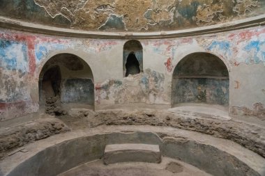 Pompeii, İtalya-27 Mart 2016: Napoli yakınlarındaki Pompeii arkeoloji sahasında bir yaz günü sütunlar ve kalıntılar.
