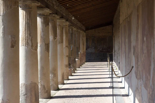 意大利庞培 2016年3月27日 那不勒斯附近庞培考古遗址内的柱子和废墟 — 图库照片