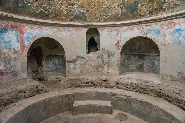 Pompeii, İtalya-27 Mart 2016: Napoli yakınlarındaki Pompeii arkeoloji sahasında bir yaz günü sütunlar ve kalıntılar.