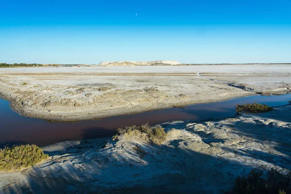 Güneşli Bir Günde Camargue Tuz Tepsisini Geçen Bir Kanal Görüntüsü — Stok fotoğraf