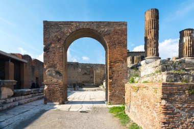 Pompeii, İtalya-27 Mart 2016: Napoli yakınlarındaki Pompeii arkeoloji sahasında bir yaz günü sütunlar ve kalıntılar.