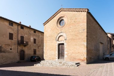 San Gimigniano, İtalya-Ağustos 8.2020: Güneşli bir günde Fogliano 'daki Saint Pietro Kilisesi manzarası