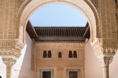 Granada, İspanya-Ağustos 12, 2017: özellikle güneşli bir günde Granada 'daki ünlü Alhambra.