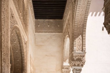 Granada, İspanya-Ağustos 12, 2017: özellikle güneşli bir günde Granada 'daki ünlü Alhambra.