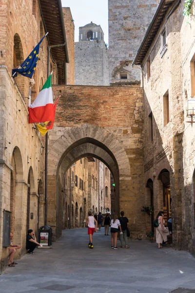 San Gimigniano Italy August 2020 People Stroll Narrow Street Saint — Stock Photo, Image