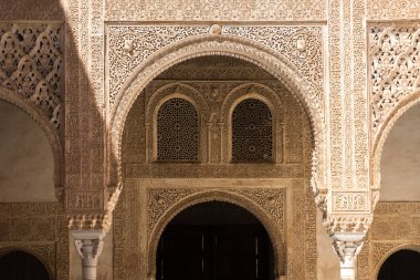 Granada, İspanya-Ağustos 12, 2017: özellikle güneşli bir günde Granada 'daki ünlü Alhambra.