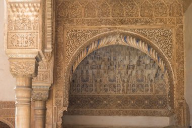 Granada, İspanya-Ağustos 12, 2017: özellikle güneşli bir günde Granada 'daki ünlü Alhambra.