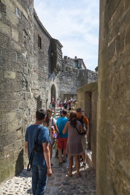Carcassonne, Fransa-Ağustos 15. 2016: İnsanlar güneşli bir günde ünlü ortaçağ Carcassone şehrini ziyaret ediyor