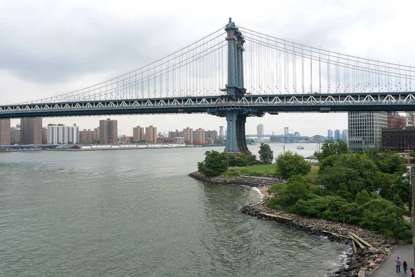 2019年8月6日 美国纽约市 在雾蒙蒙的天气里 从布鲁金斯桥公园俯瞰曼哈顿大桥和纽约天际线 — 图库照片