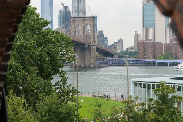 ニューヨーク市 8月6 2019 霧の日の間に 有名なブルックリン橋とブルックリン橋公園からのニューヨークのスカイラインの景色 — ストック写真