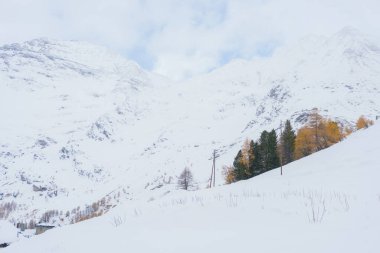 Bulutlu bir günde Alp Grum 'un kırmızı tren yolu boyunca uzanan manzara..