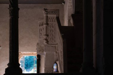 Rosciolo dei Marsi, İtalya-Ağustos 2021: Benedikt kökenli Roma kilisesi, Velino Dağı 'nın yamaçlarında yalnız bir yerde yer almaktadır. Kilise, Bizans etkisine sahip erken dönem Roma tarzında basit şekillerde kurulmuştur..