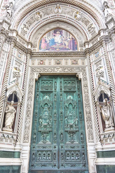 サンタ・マリア ・ デル ・ フィオーレ大聖堂のメインドア — ストック写真