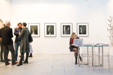 adil bir sanat galerisinde